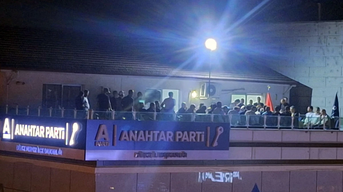 Anahtar Parti Sıcak Havalarda &Ccedil;&ouml;z&uuml;m&uuml; Terasta Buldu