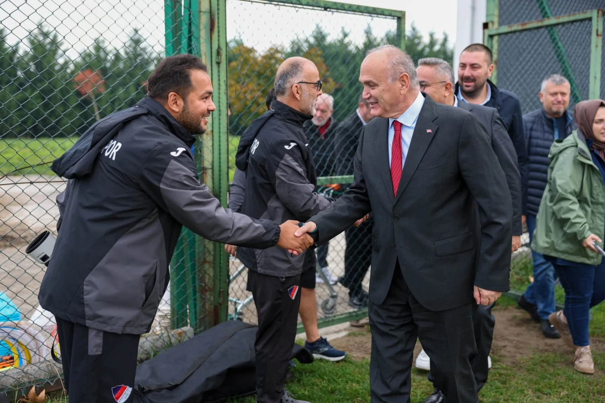 Başkan &Ouml;zl&uuml;, ma&ccedil; &ouml;ncesinde D&uuml;zcesporlu futbolcuları ziyaret etti.
