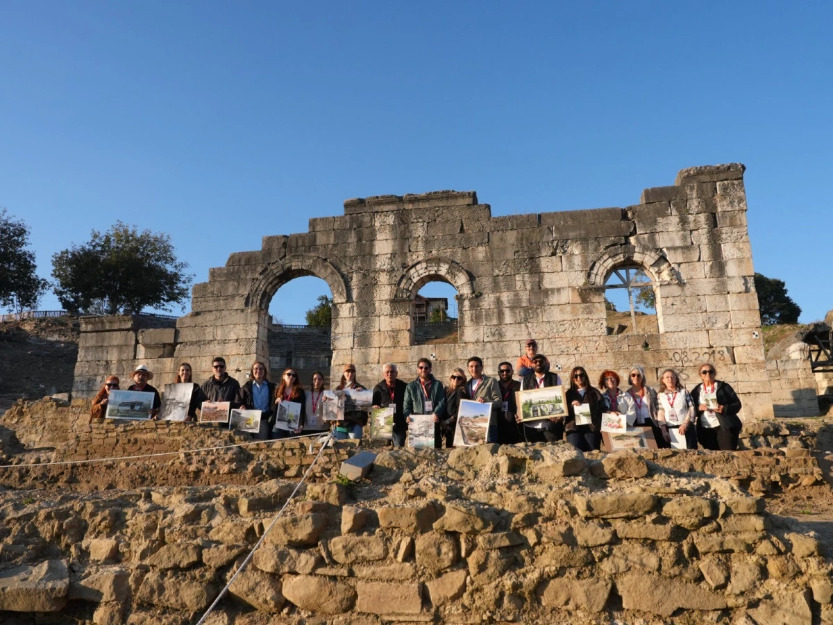 D&uuml;nyaca &Uuml;nl&uuml; Ressamlar Konuralp'te Buluştu