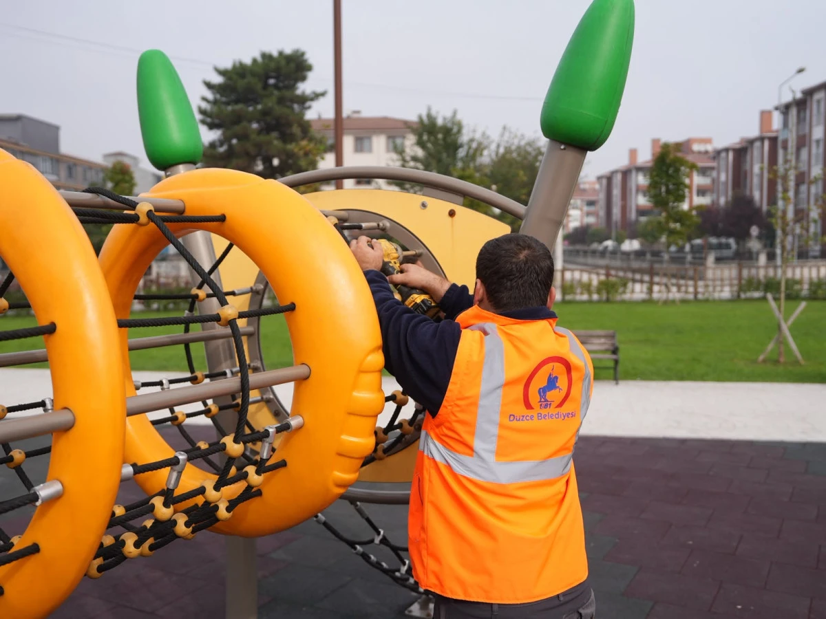 D&uuml;zce 23 Nisan Parkı'nda Yenileme &Ccedil;alışması Başladı