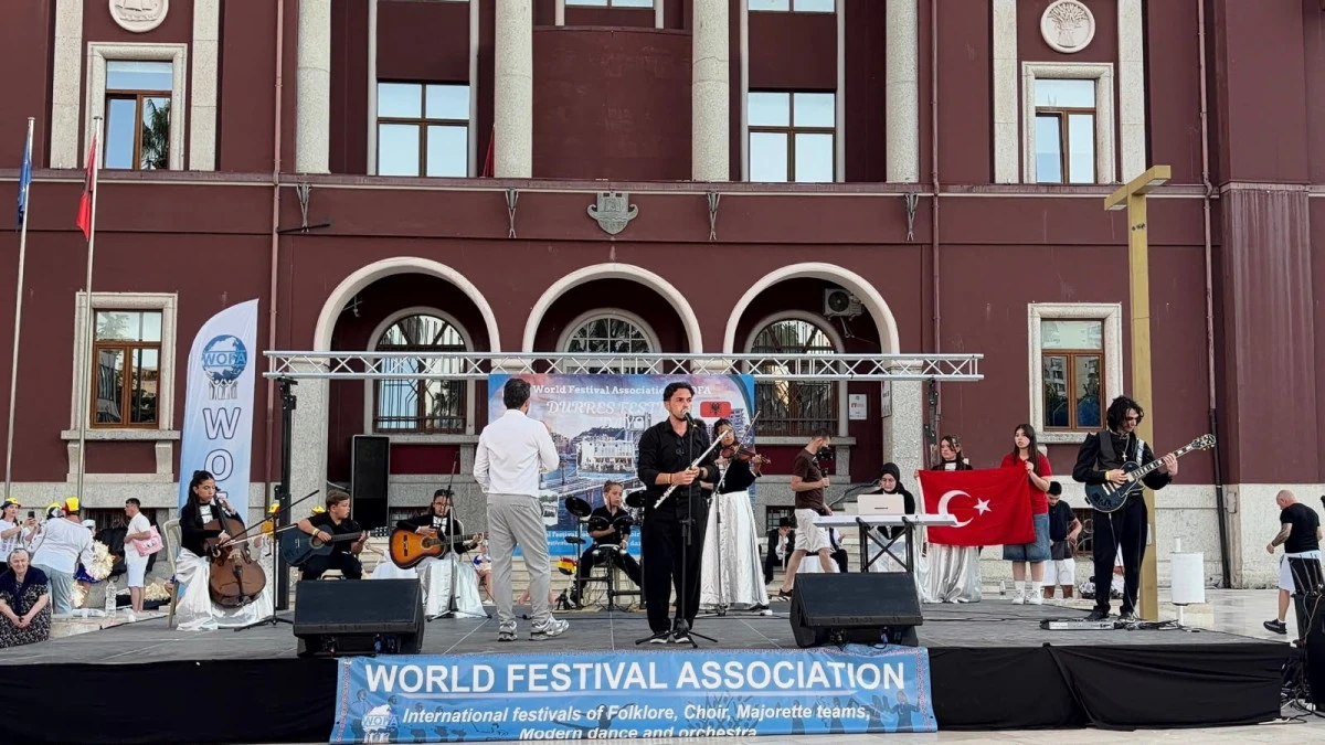 D&uuml;zce Armelit Korosu, Arnavutluk'ta T&uuml;rkiye'yi temsil etti.