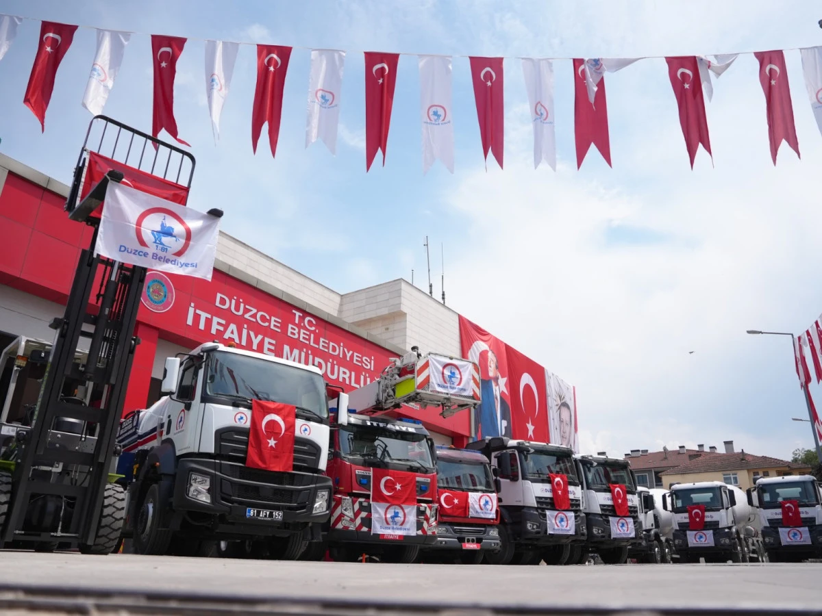 D&Uuml;ZCE BELEDİYESİ HİZMET FİLOSUNU G&Uuml;&Ccedil;LENDİRDİ: YENİ ARA&Ccedil;LAR TANITILDI