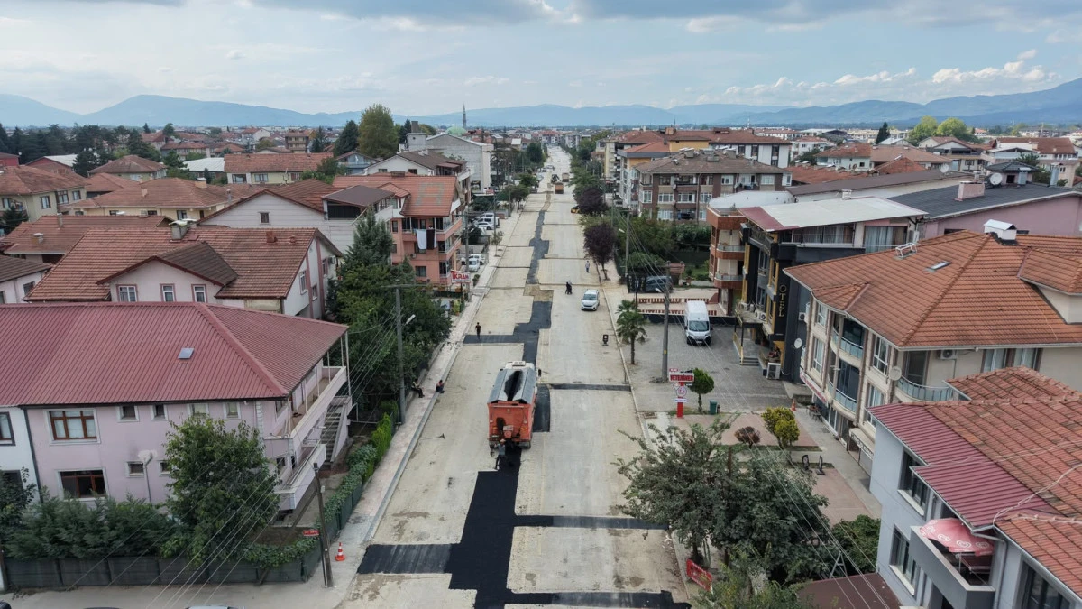 D&uuml;zce&rsquo;de Asfalt &Ccedil;alışmaları Hız Kazandı: 35 Bin Ton Serildi