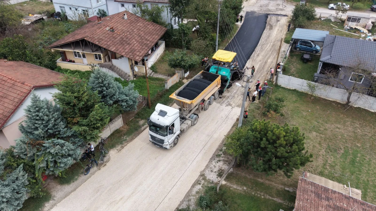 D&uuml;zce&rsquo;de Asfalt Mesaisi Gece G&uuml;nd&uuml;z S&uuml;r&uuml;yor: 48 Bin Ton Asfalt Serildi