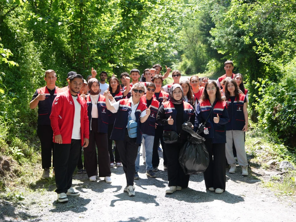 D&uuml;zce'de Gen&ccedil;ler Hem Y&uuml;r&uuml;d&uuml; Hem &Ccedil;evreyi Temizledi