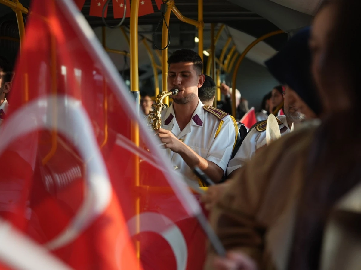 D&uuml;zce'de Halk Otob&uuml;s&uuml;nde Unutulmaz Cumhuriyet S&uuml;rprizi