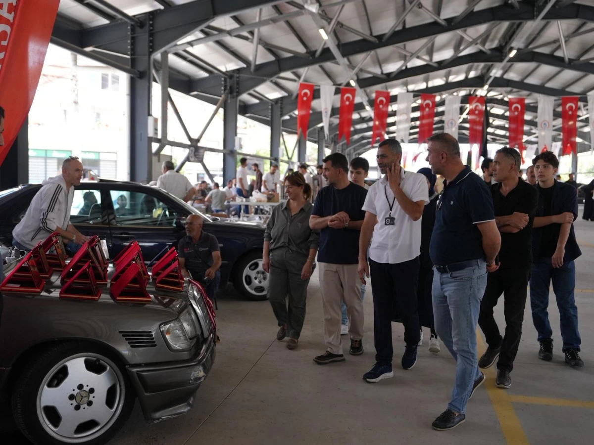 D&Uuml;ZCE&rsquo;DE YILDIZLAR GE&Ccedil;İDİ: MERCEDES TUTKUNLARI FUAR ALANINDA BULUŞTU
