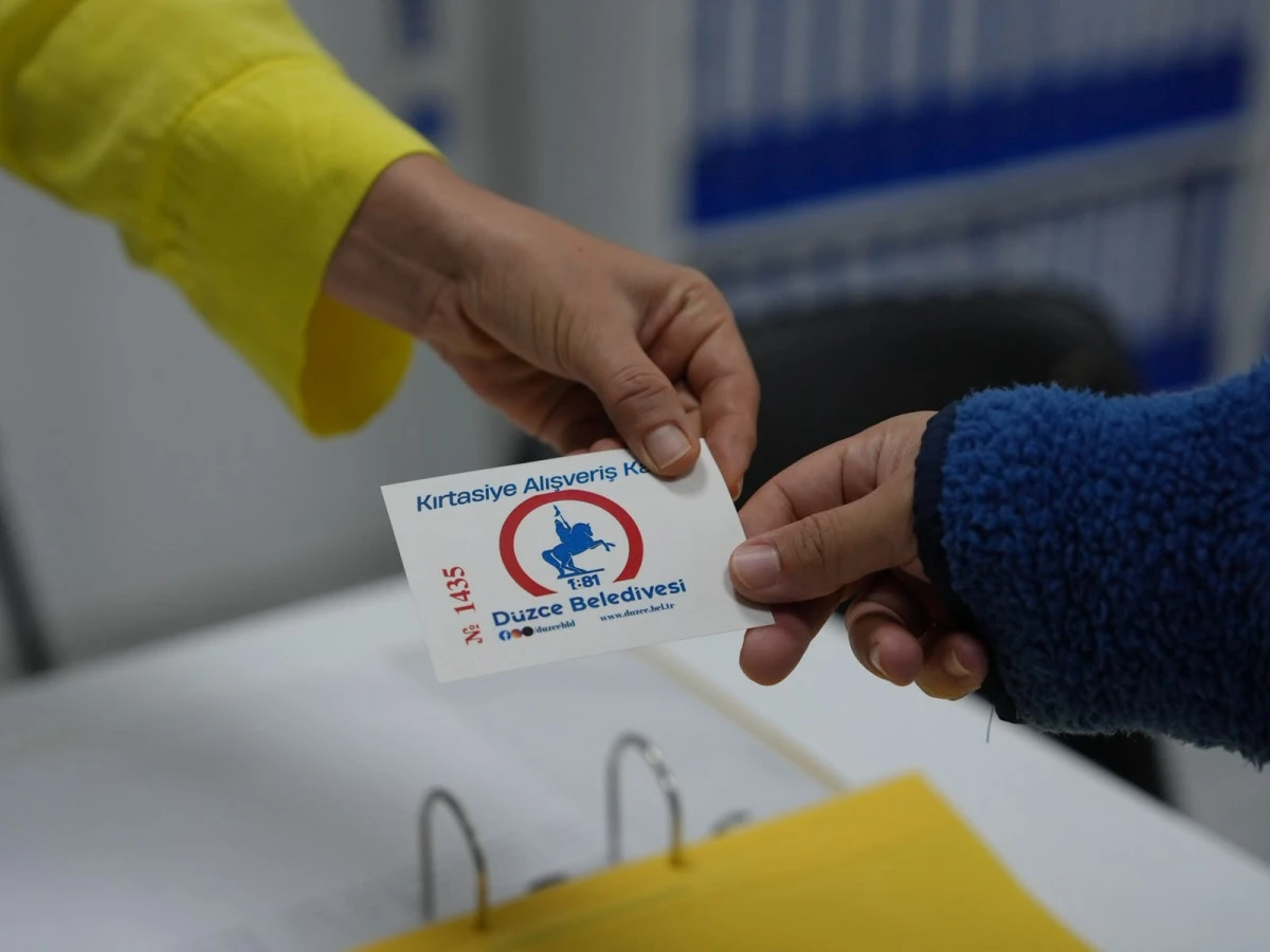 D&uuml;zce'den &Ouml;ğrencilere 2 Bin 500 TL Kırtasiye Desteği