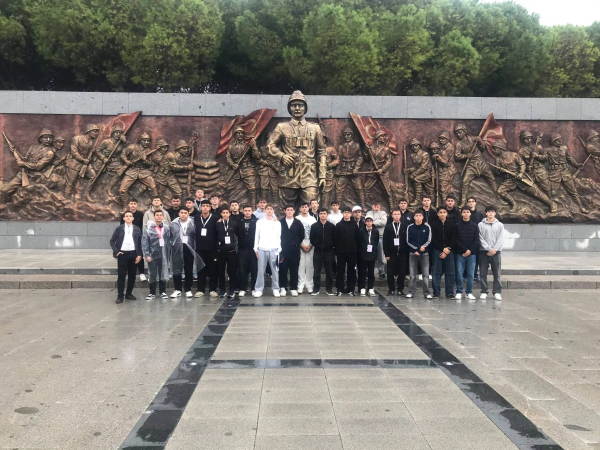 D&uuml;zceli Gen&ccedil;ler "Bir Destandır &Ccedil;anakkale" Programıyla Tarihin İzinde