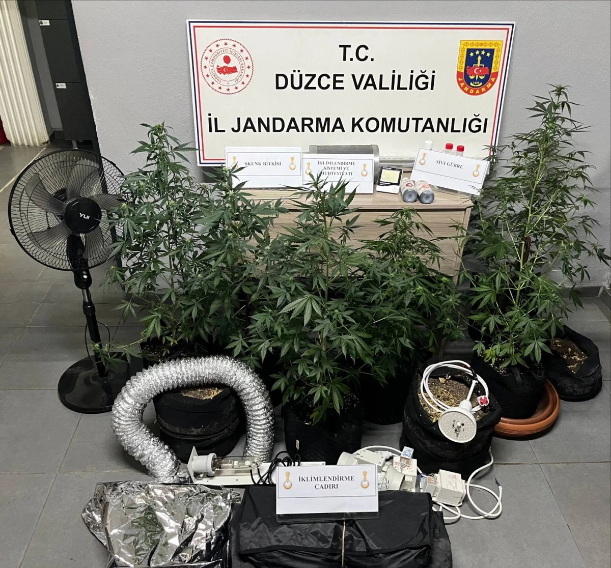 Evini İklimlendirme Sistemli Kenevir Serasına &Ccedil;evirmiş