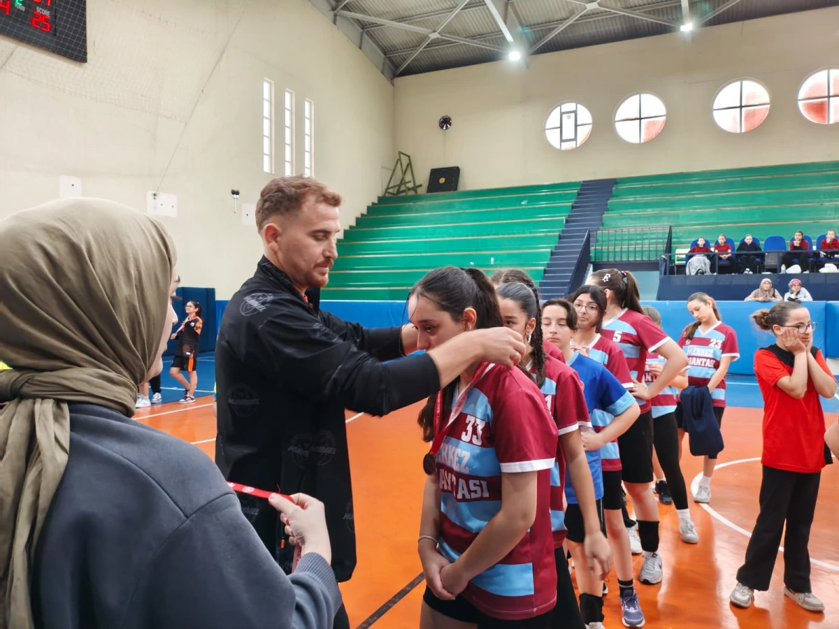 Kaynaşlı'da Cumhuriyet Bayramı Voleybol Turnuvası